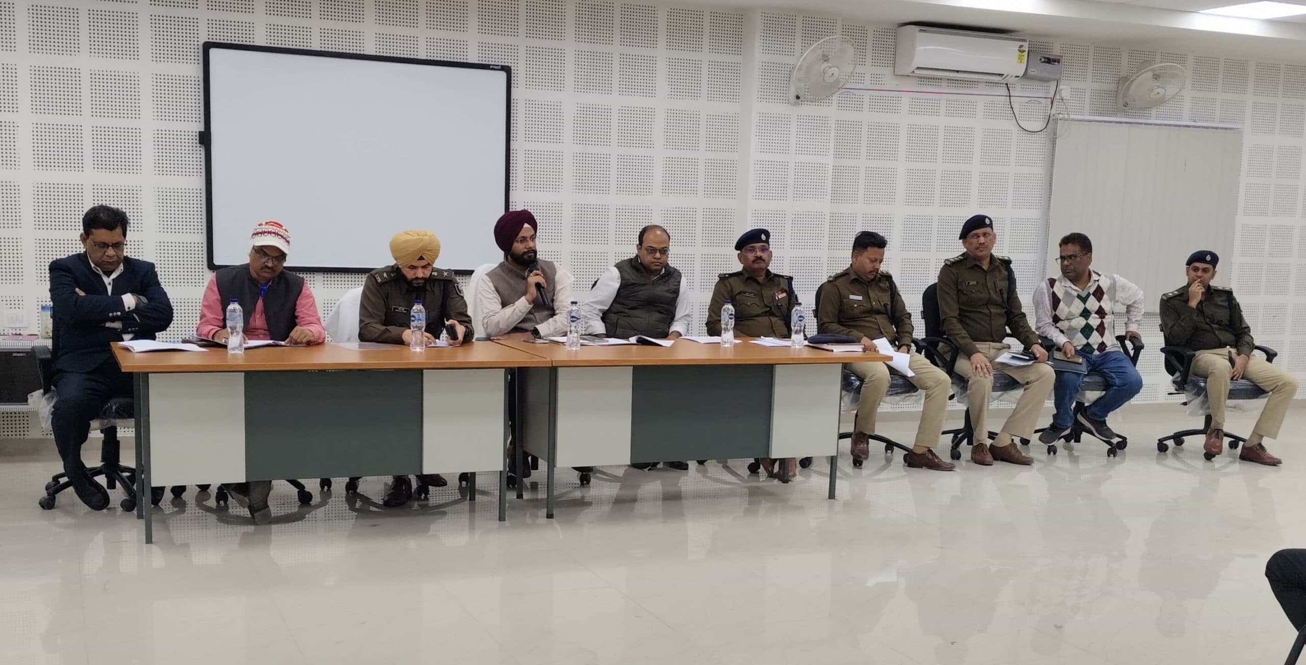 प्रवेश द्वार पर गहनता से जांचोपरांत ही प्रवेश करायेंगे अधिकारी : डीएम