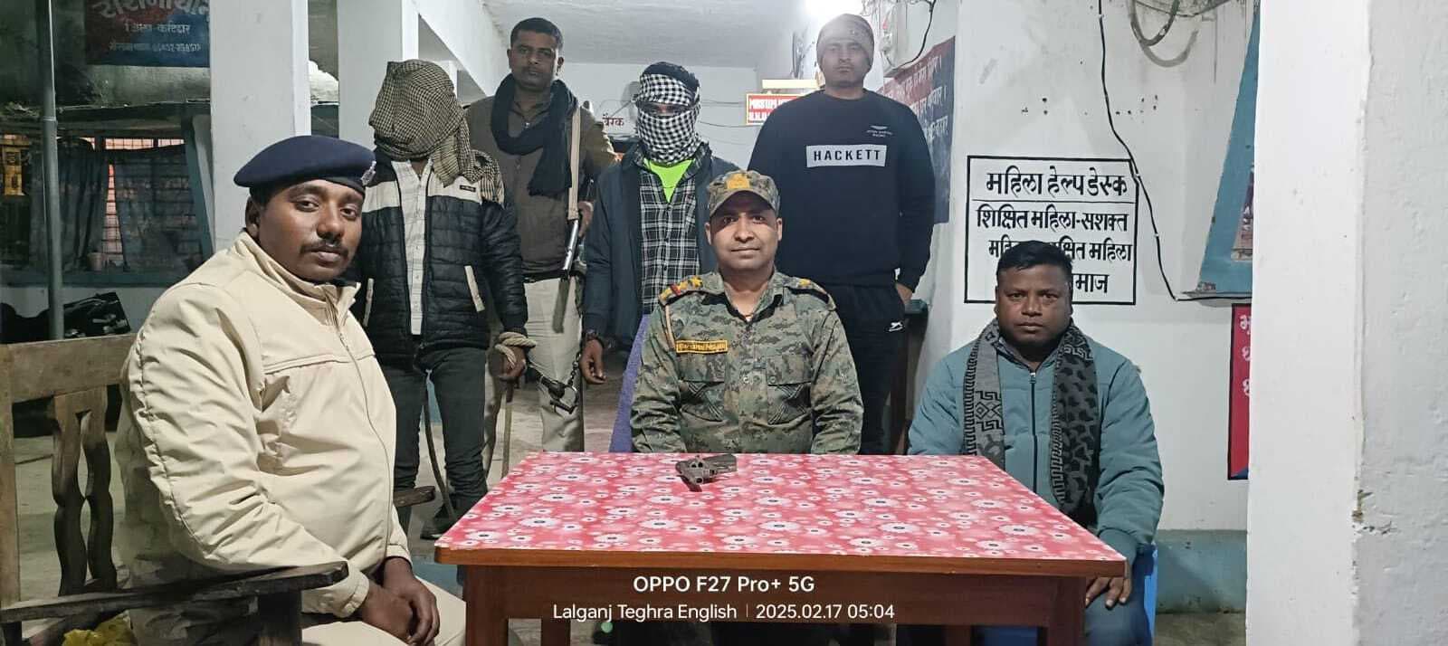 देसी सिक्सर के साथ दो को पुलिस ने किया गिरफ्तार, बाइक जब्त