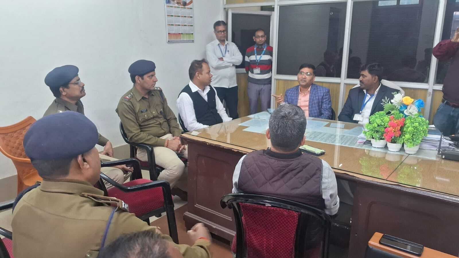 प्रयागराज जाने वाली भीड़ प्रबंधन को लेकर एसडीएम ने की रेलवे एवं पुलिस के साथ बैठक