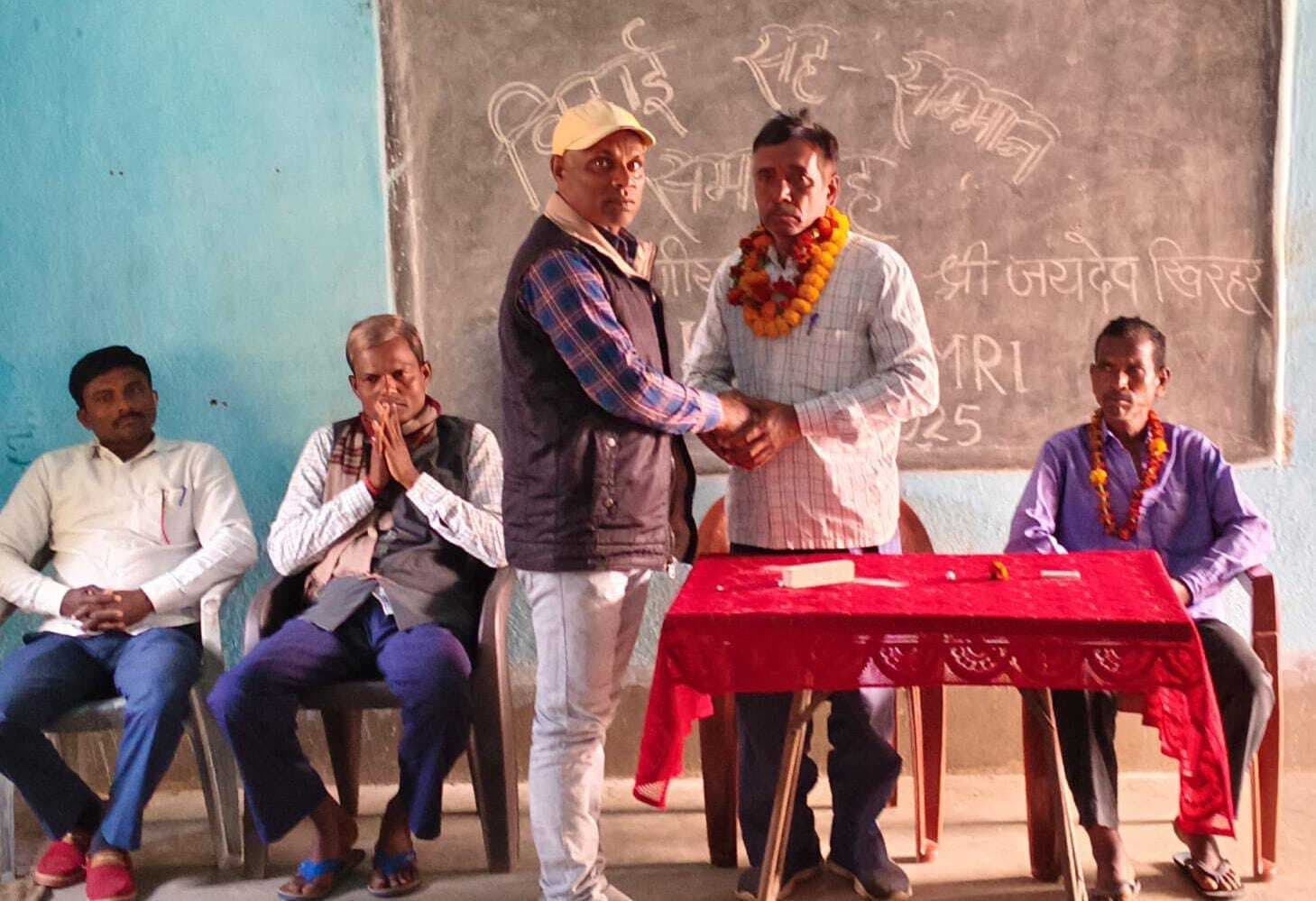 सहायक अध्यापक को स्कूल प्रबंधन कमेटी सदस्यों ने दी विदाई