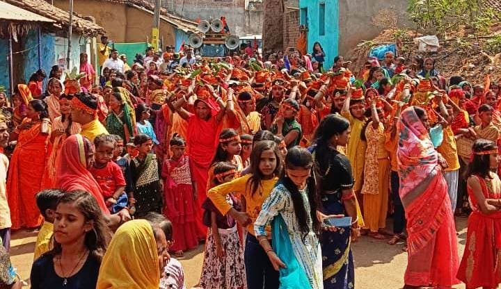 भव्य कलश शोभायात्रा के साथ भागवत कथा प्रारंभ