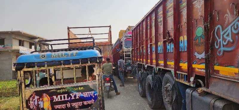 मुख्य पथ पर जाम लगने से राहगीर परेशान