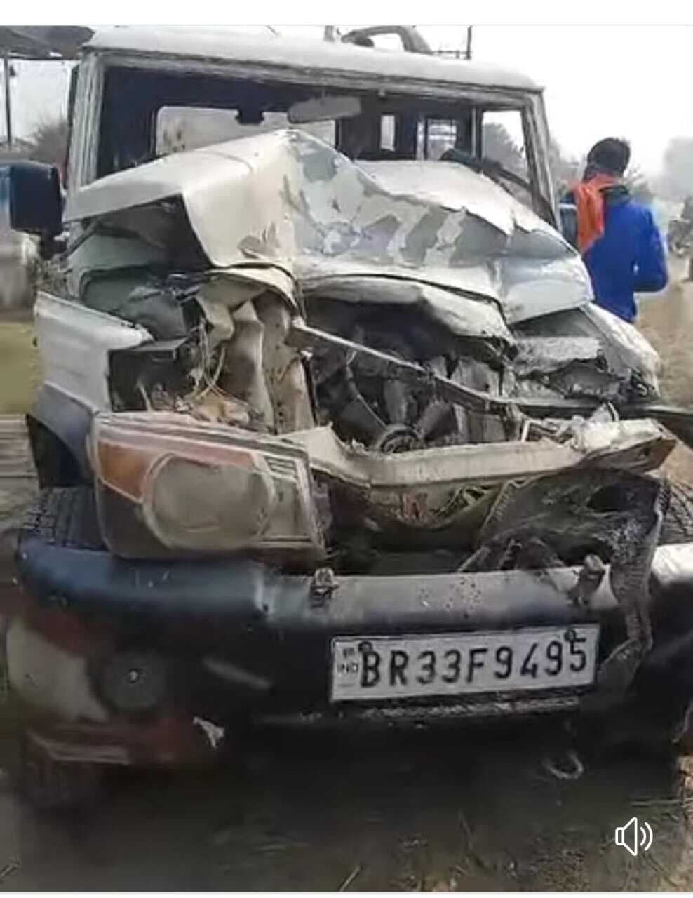 बोलेरो व बस की आमने सामने की टक्कर में दो घायल