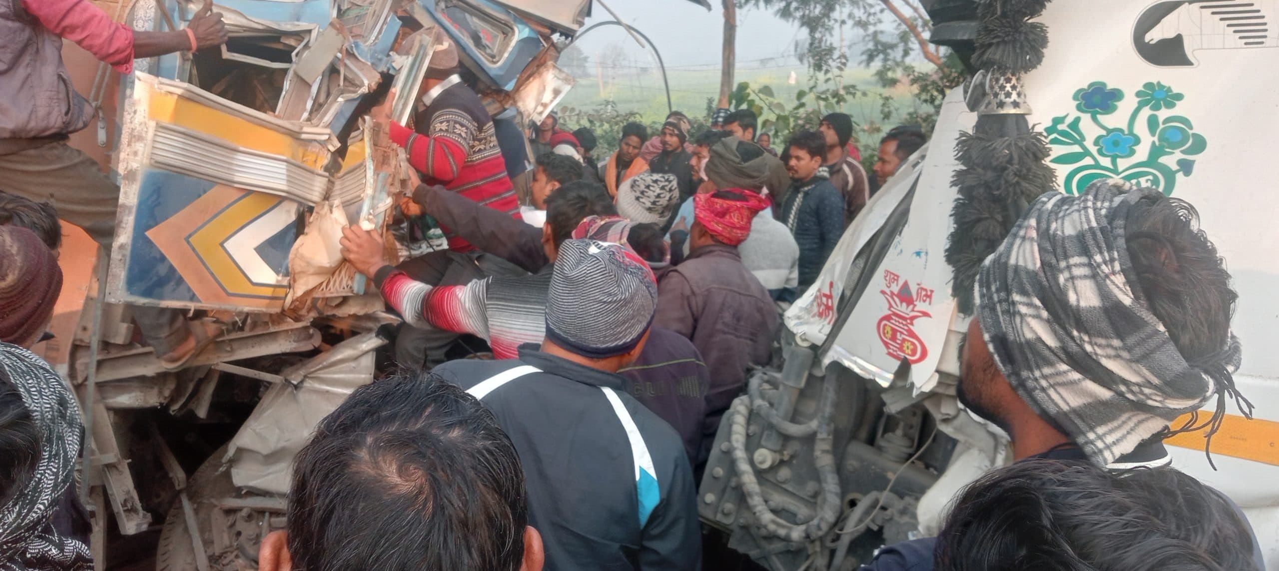 तिलौथू में ट्रक व ट्राॅली में भीषड़ टक्कर, साढ़े तीन घंटे फंसा रहा ट्रक ड्राइवर