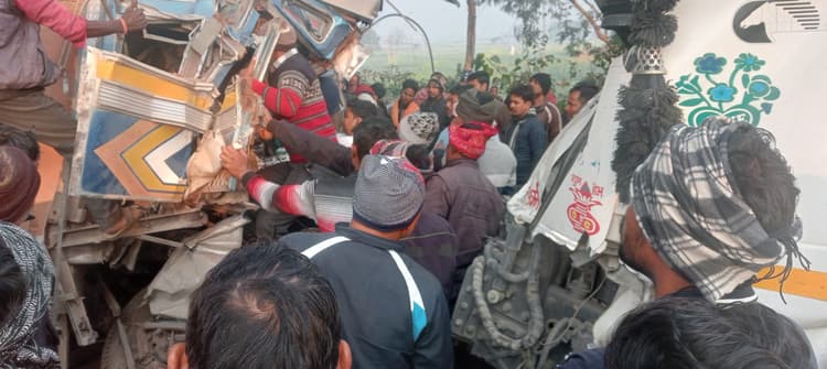 तिलौथू में ट्रक व ट्राॅली में भीषड़ टक्कर, साढ़े तीन घंटे फंसा रहा ट्रक ड्राइवर