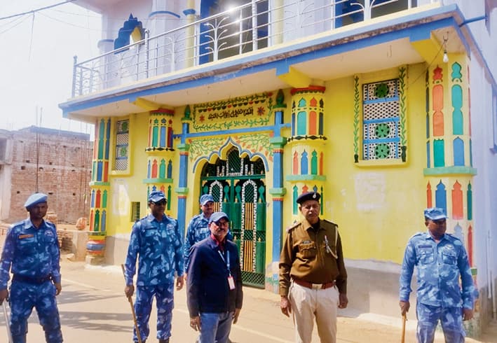 पुलिस ने झाझा व बलियाडीह गांव तक किया फ्लैग मार्च