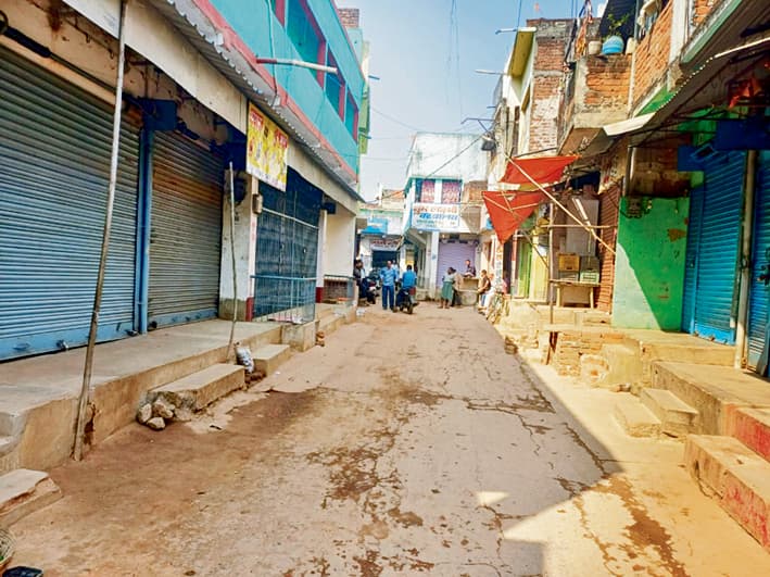 झड़प के विरोध में व्यवसायियों ने बंद रखी दुकानें