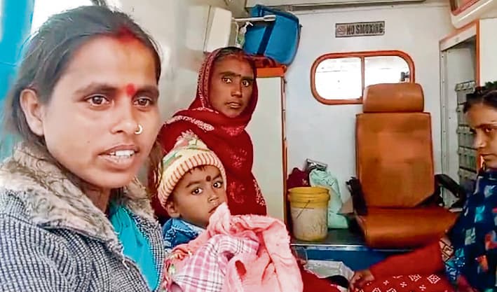 प्रसव कराने के लिए स्वास्थ्य कर्मियों ने मांगे पैसे, परिजनों ने जताया आक्रोश