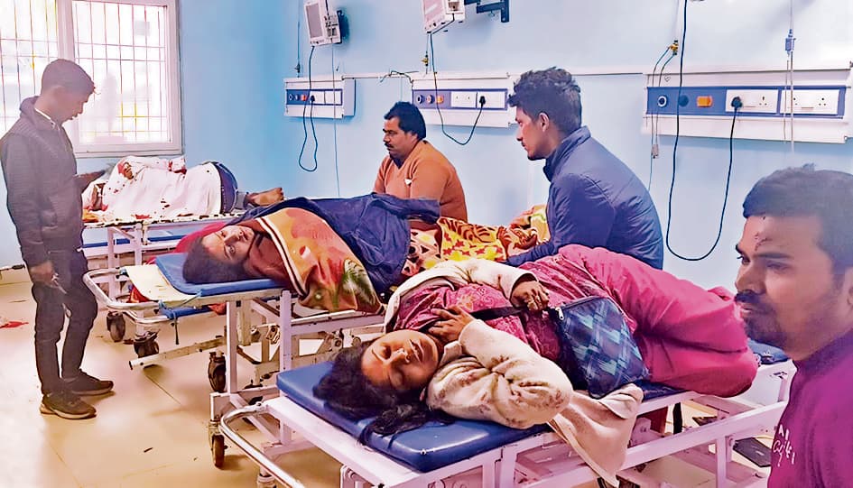 कुंभ से लौट रही स्कॉर्पियो पलटी, दंपती सहित सात लोग जख्मी