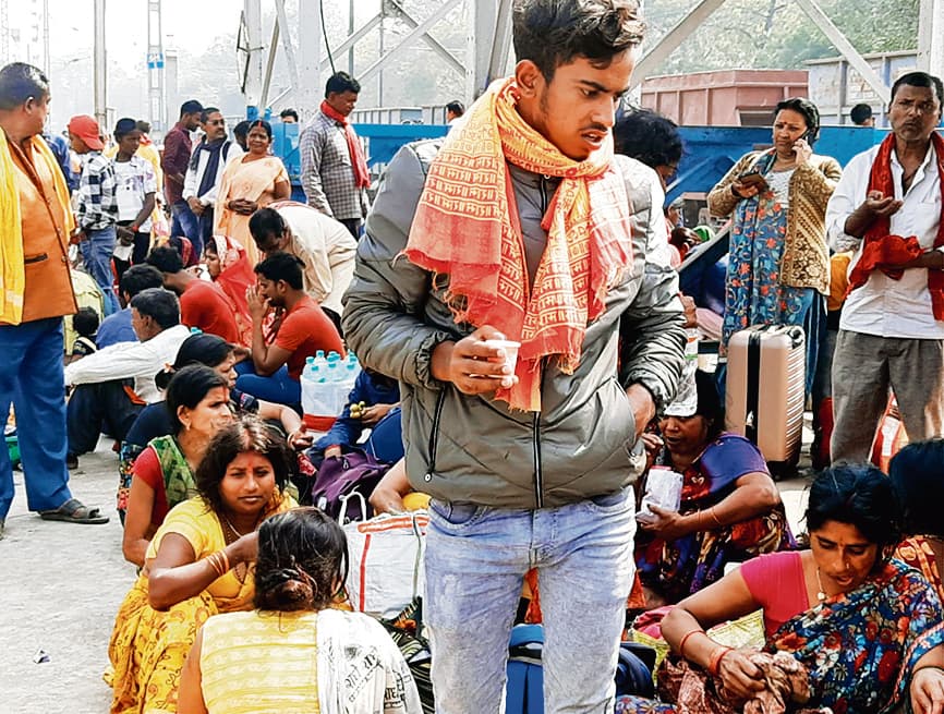 कुंभ स्पेशल ट्रेन की बोगी में धुआं भरने से यात्रियों में मचा हड़कंप