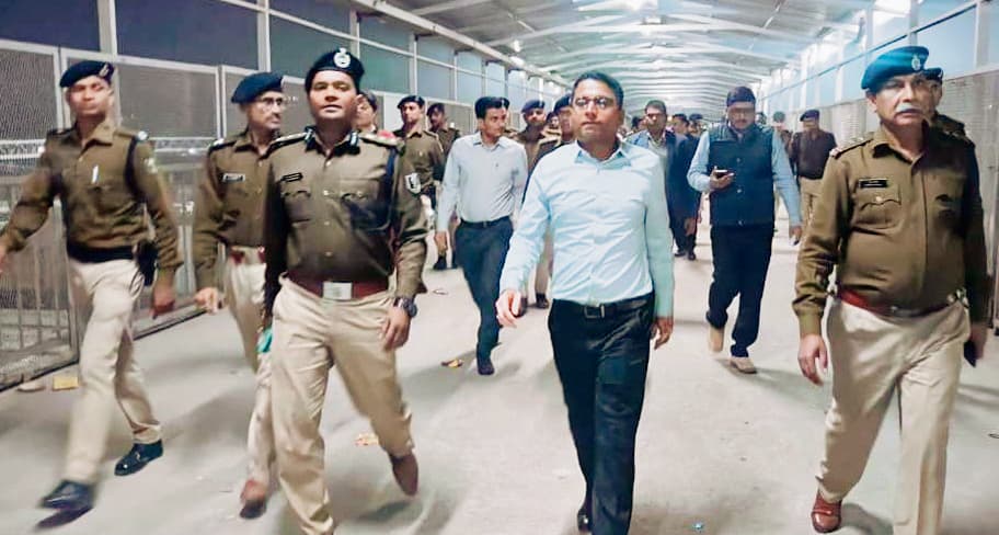 saran news. छपरा जंक्शन पर तैनात किये गये 28 मजिस्ट्रेट व 150 पुलिसकर्मी