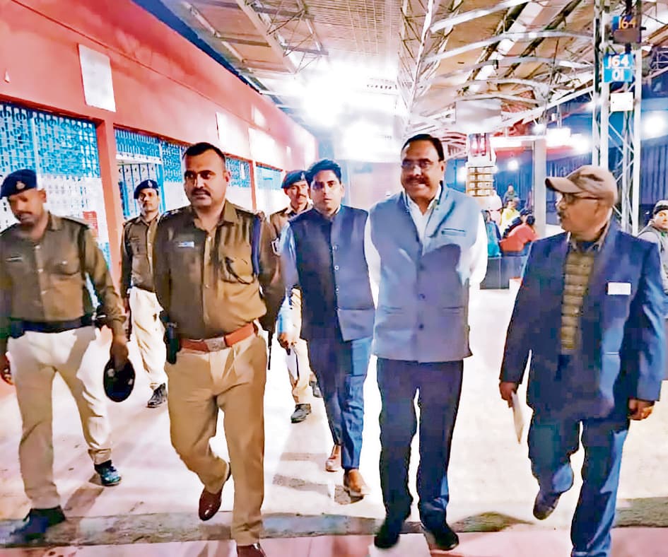 Begusarai News : यात्रियों को लाइन से चढ़ाने और उतारने की दी गयी जिम्मेदारी