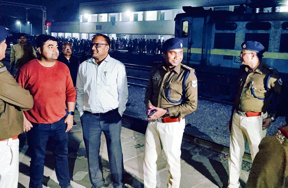 जिला प्रशासन कर रहा ट्रेनों में भीड़ कंट्रोल