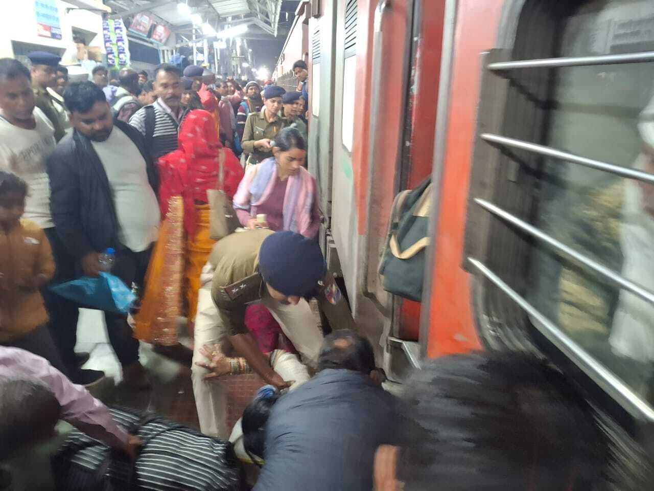 वैशाली एक्सप्रेस से गिरी महिला, फंसी ट्रेन के बीच