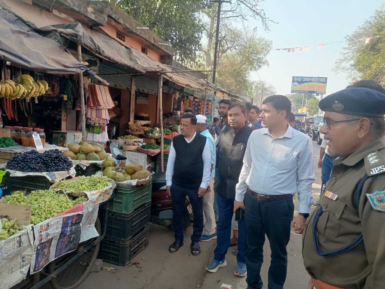 अतिक्रमण पर चला प्रशासन का डंडा, गांधी चौक से हटा अवैध कब्जा