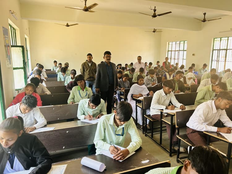 Giridih News :तिसरी में शांतिपूर्वक हुई मैट्रिक की परीक्षा