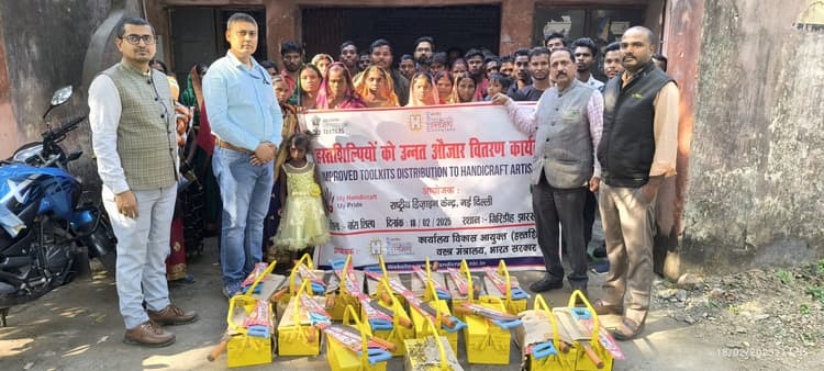 Giridih News :36 बांस हस्तशिल्पियों के बीच किया गया उन्नत औजार का वितरण