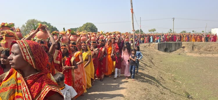 Giridih News :महाशिवरात्रि महोत्सव शुरू, निकली कलश यात्रा