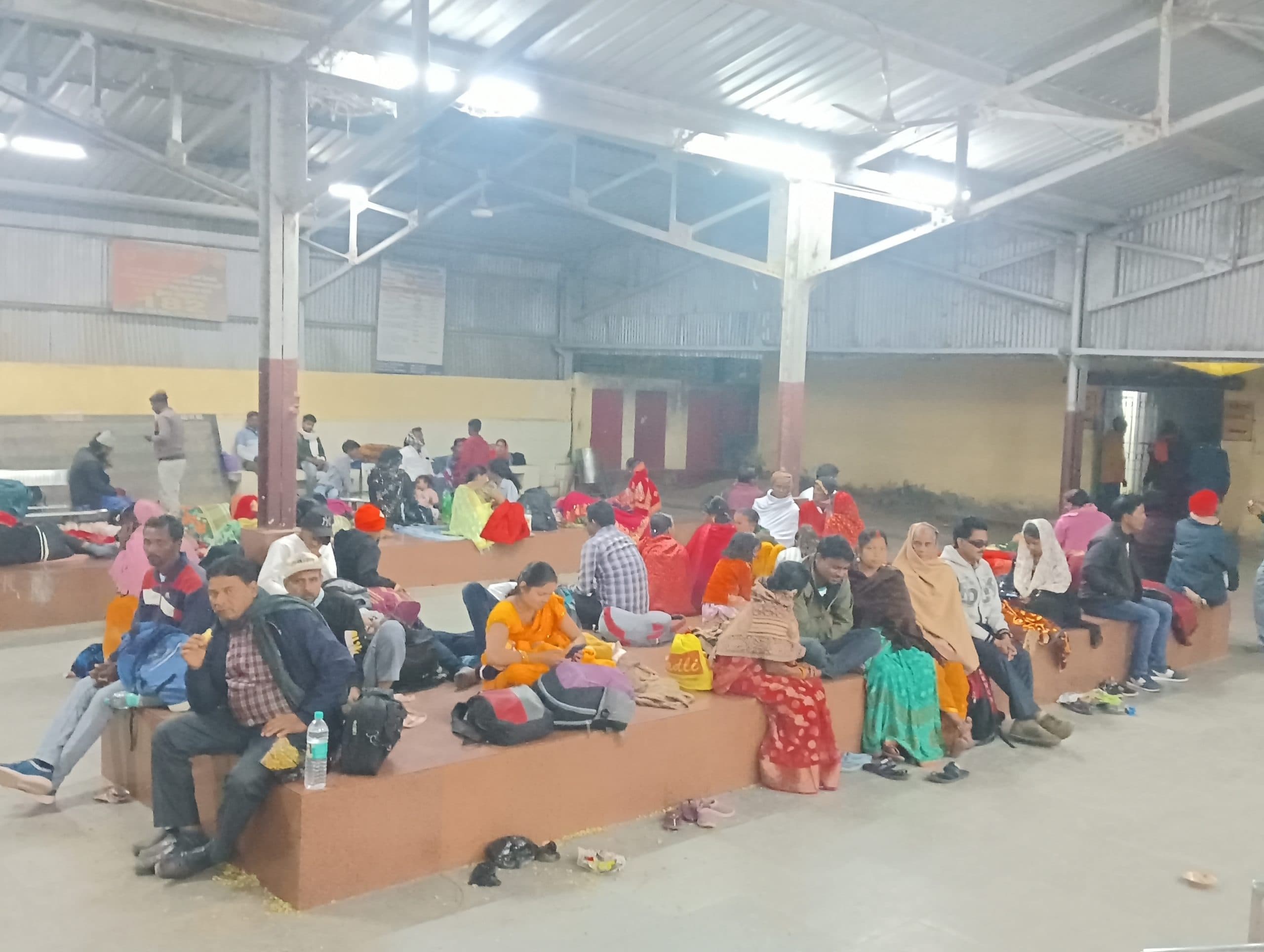 Giridih News :महाकुंभ के लिए हजारीबाग रोड स्टेशन उमड़ रही भीड़, रेल अधिकारी तैनात