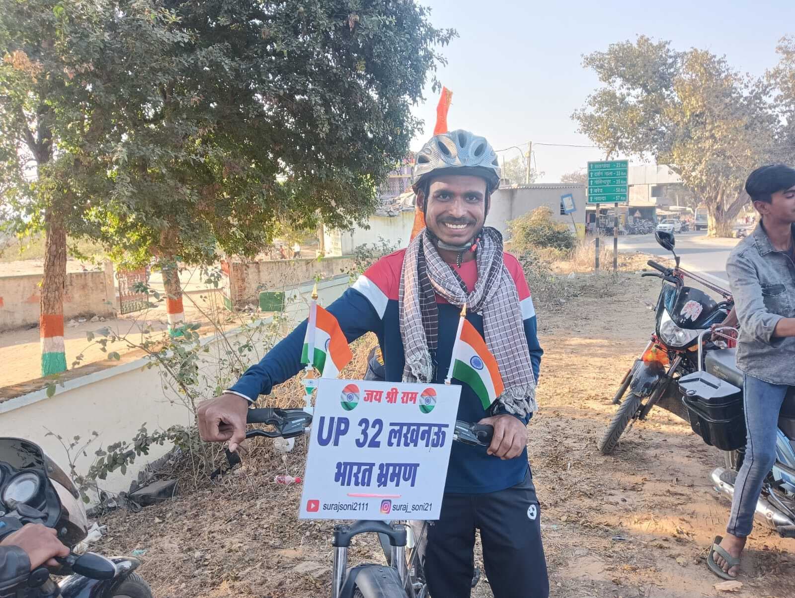 Giridih News :साइकिल से द्वादश ज्योतिर्लिंग व चारधाम की यात्रा पर निकला युवा गावां पहुंचा