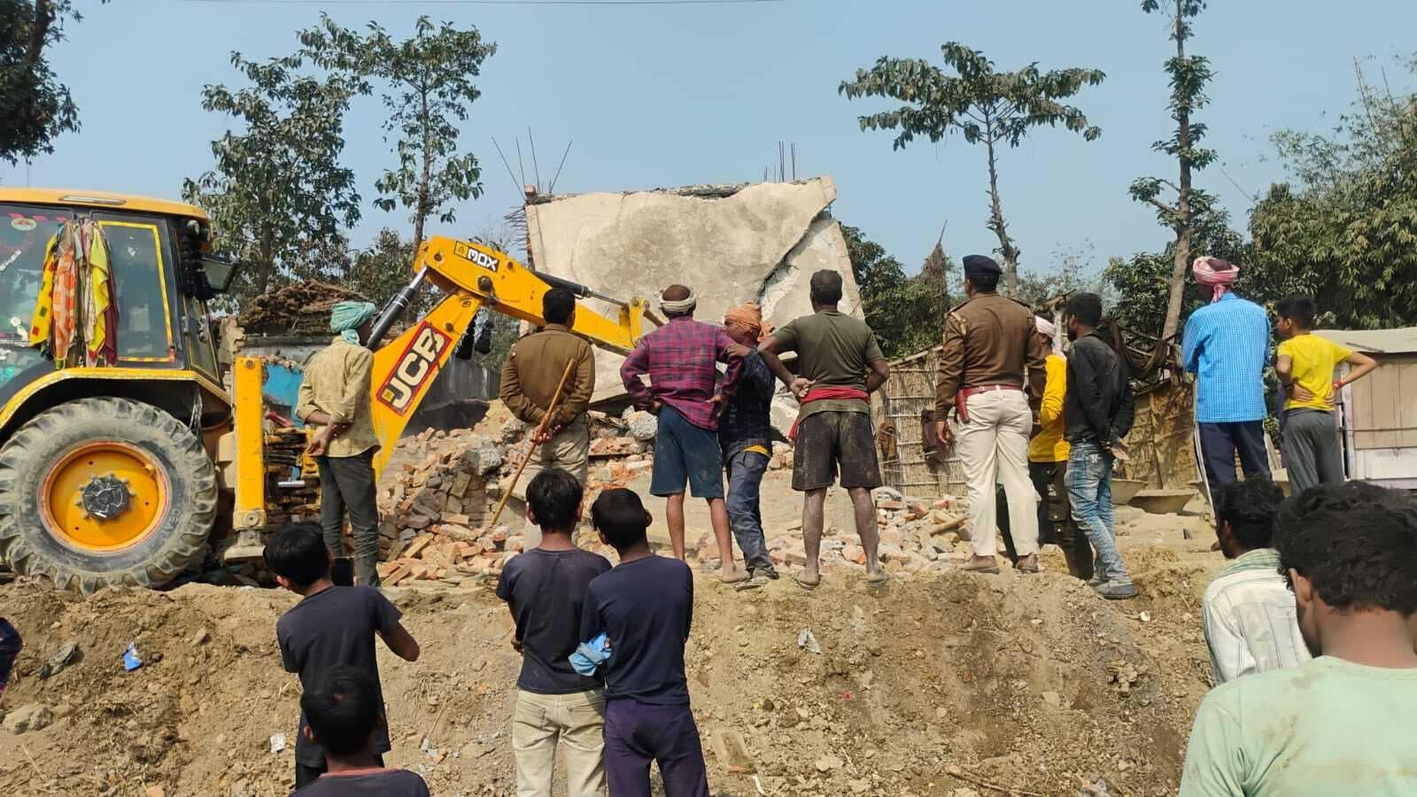 Madhubani News : बेलहा गांव में सरकारी जमीन से अवैध कब्जा हटाया