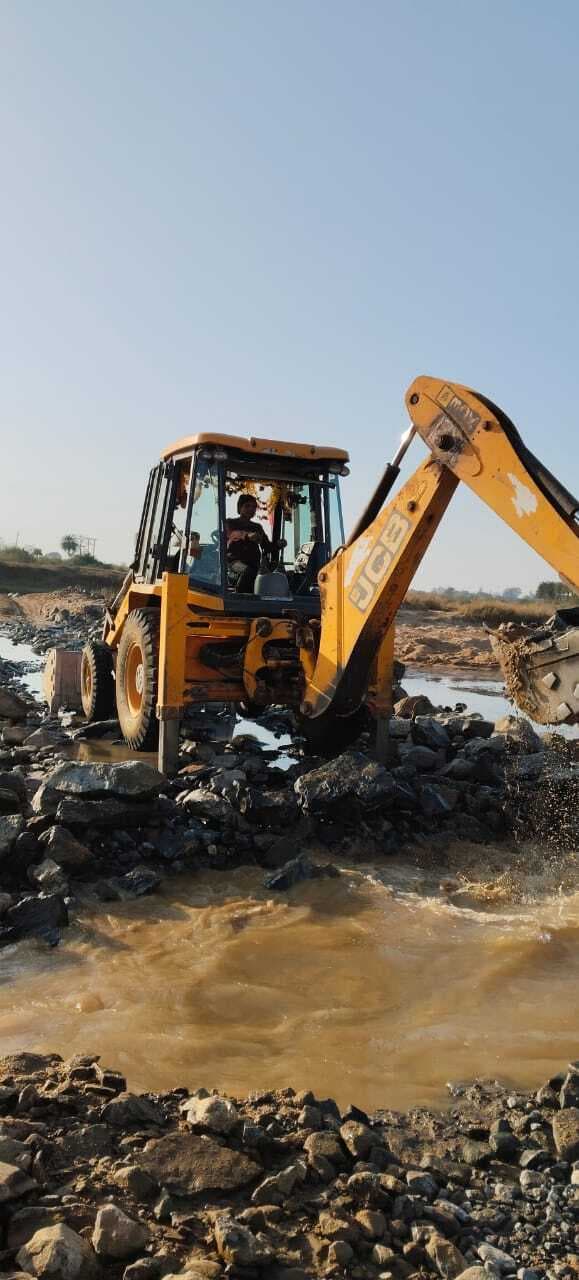 Giridih News :पत्थर माफियाओं ने बनाया पुल, जमुआ पुलिस ने तोड़ा