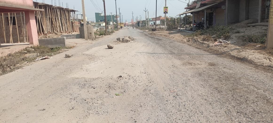 परियोजना की ओर से कराये जा रहे सडक निर्माण में अनियमिता