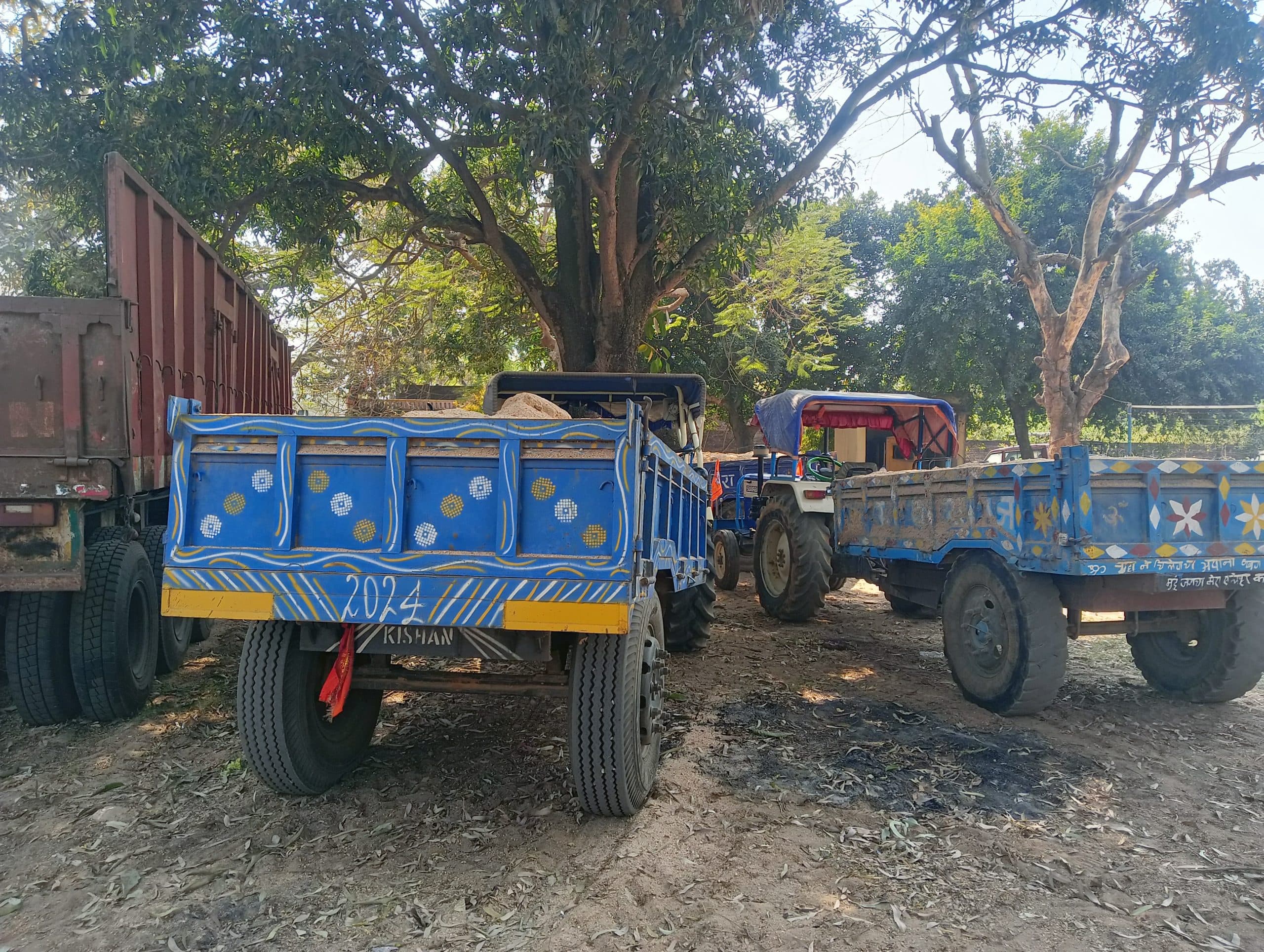 Giridih News :सरिया फाटक के पास अवैध बालू लदे चार ट्रैक्टर जब्त