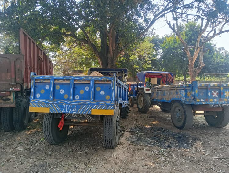 Giridih News :सरिया फाटक के पास अवैध बालू लदे चार ट्रैक्टर जब्त