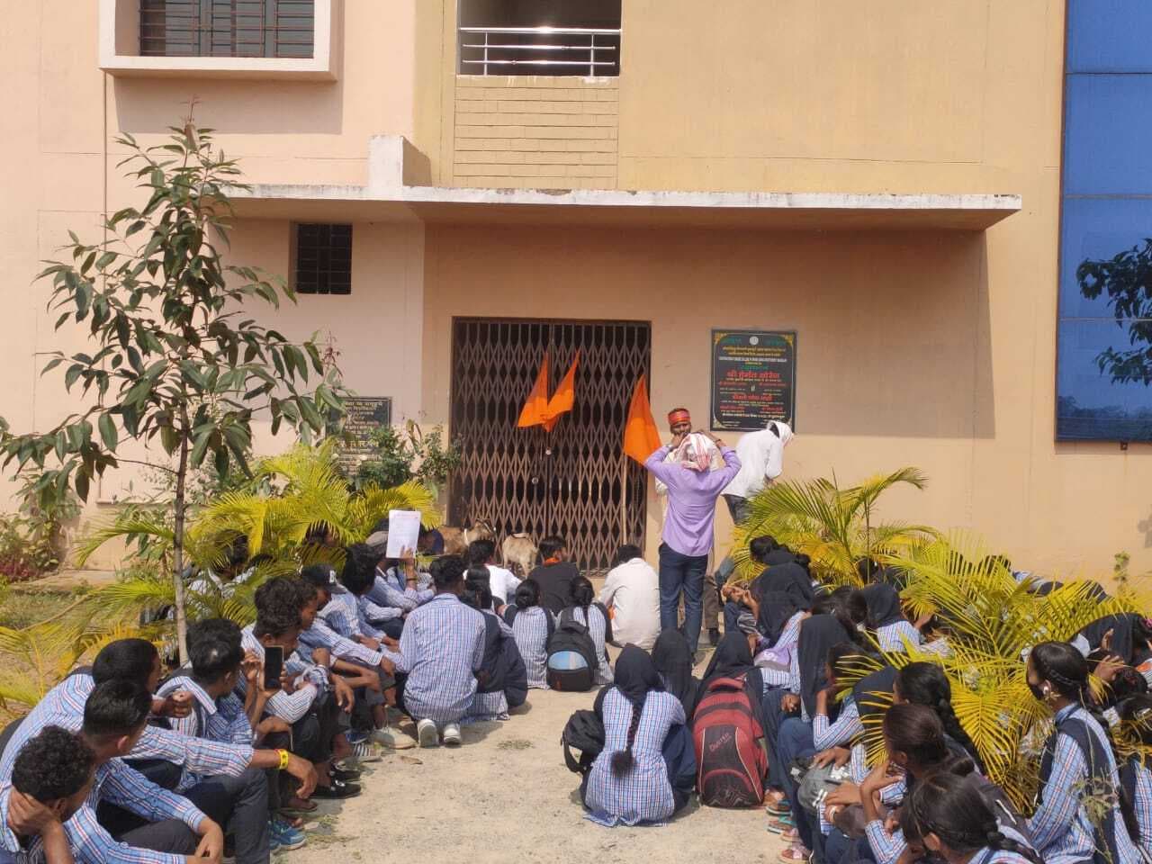 Chaibasa news : एबीवीपी ने मझगांव डिग्री कॉलेज में चार घंटे ताला बंद रखा, ‘शिक्षक दो, कॉलेज खोलो’, शिक्षक नहीं, कॉलेज नहीं के नारे लगे