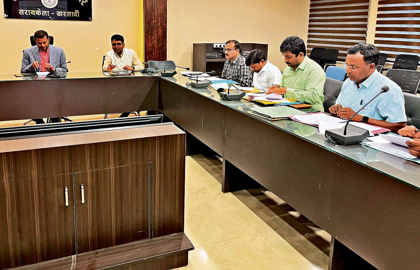 Seraikela Kharsawan news: धीमी गति से राजस्व वसूली पर एमवीआइ व निबंधन पदाधिकारी को शो कॉज