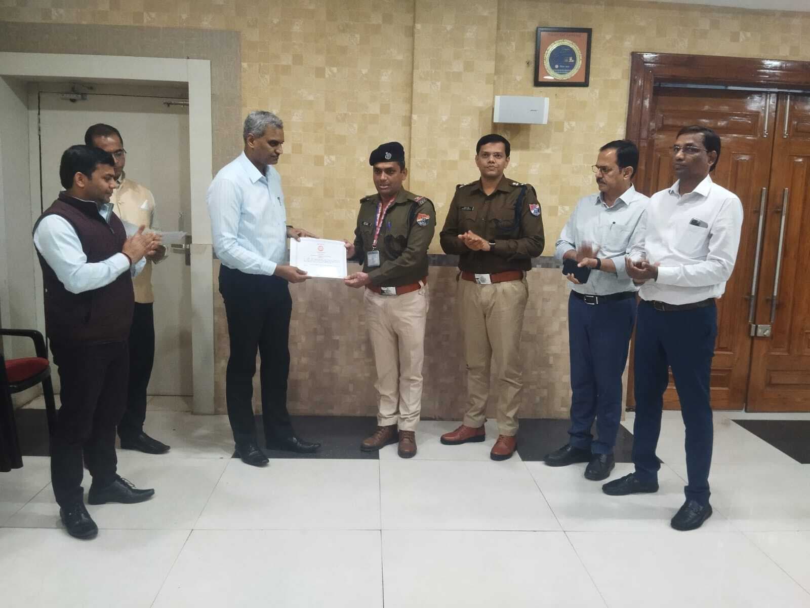 Dhanbad News: 25 रेलकर्मियों को डीआरएम ने दिया संरक्षा पुरस्कार