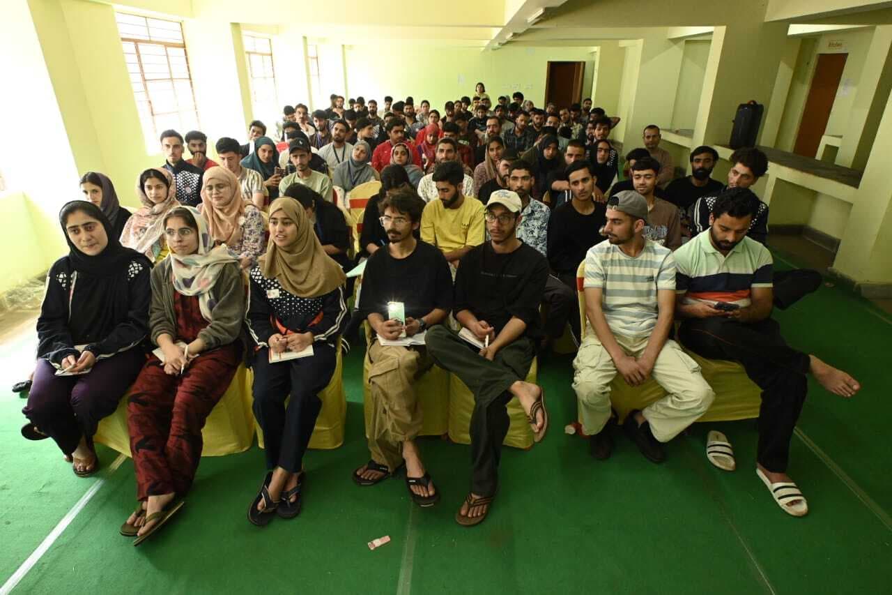 Dhanbad News: कश्मीरी व झारखंड के युवाओं बिखेरी संस्कृति की छटा