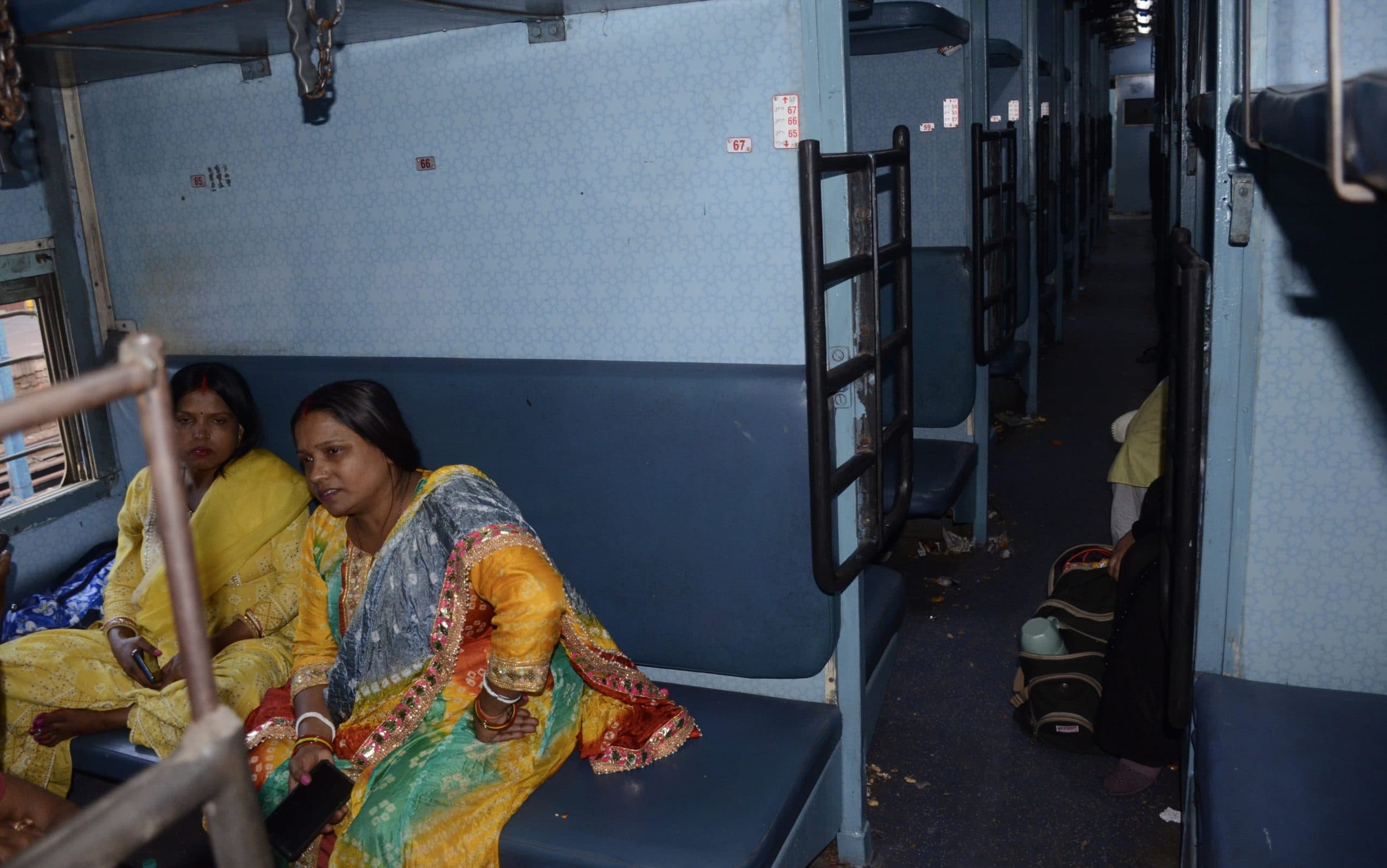 Dhanbad News: अधिकांश खाली सीट के साथ दो घंटे के अंदर दो कुंभ स्पेशल ट्रेनें चली