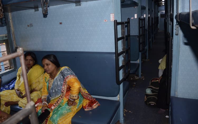 Dhanbad News: अधिकांश खाली सीट के साथ दो घंटे के अंदर दो कुंभ स्पेशल ट्रेनें चली