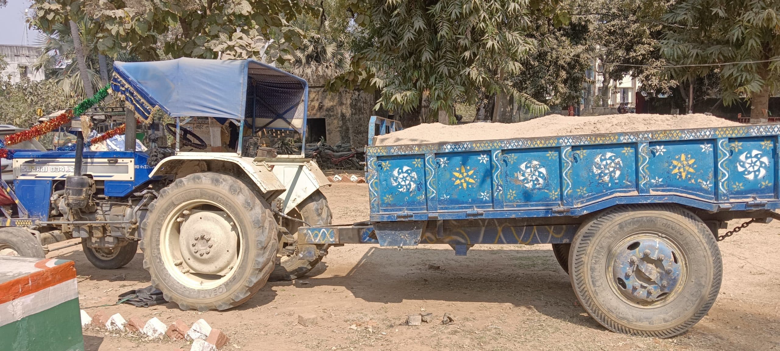 सकरी नदी से बालू चोरी करता ट्रैक्टर जब्त