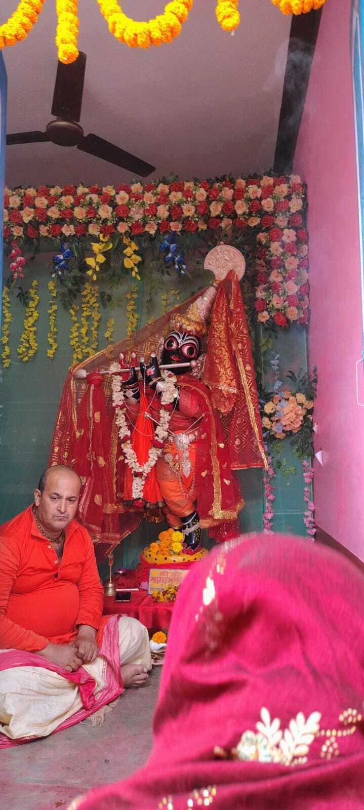 श्यामचंद ठाकुर की प्रतिमा का भक्तों ने किया स्वागत