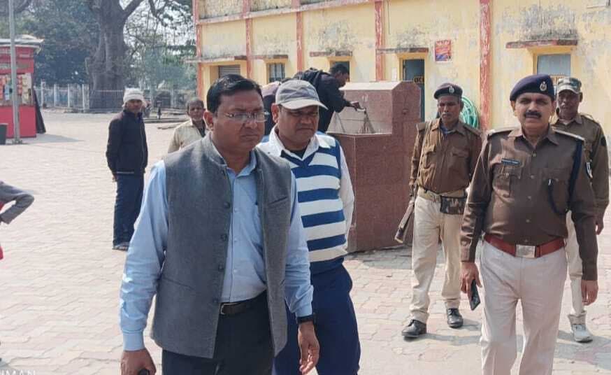 महाकुंभ को लेकर यात्रियों के अत्यधिक भीड़ को देख एसडीएम ने रेलवे स्टेशन का किया निरीक्षण