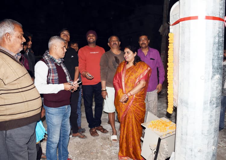 जरूरत के हिसाब से हर वार्डों में लगायी जा रही हैं हाइमास्ट लाइट