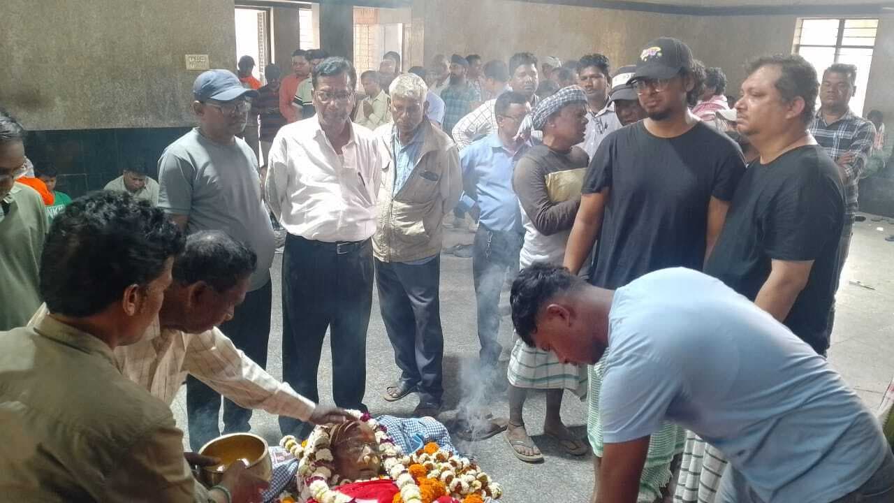 Jamshedpur news. मजदूर नेता सह संताल समाज के बुद्धिजीवी फुदन मुर्मू पंचतत्व में विलीन