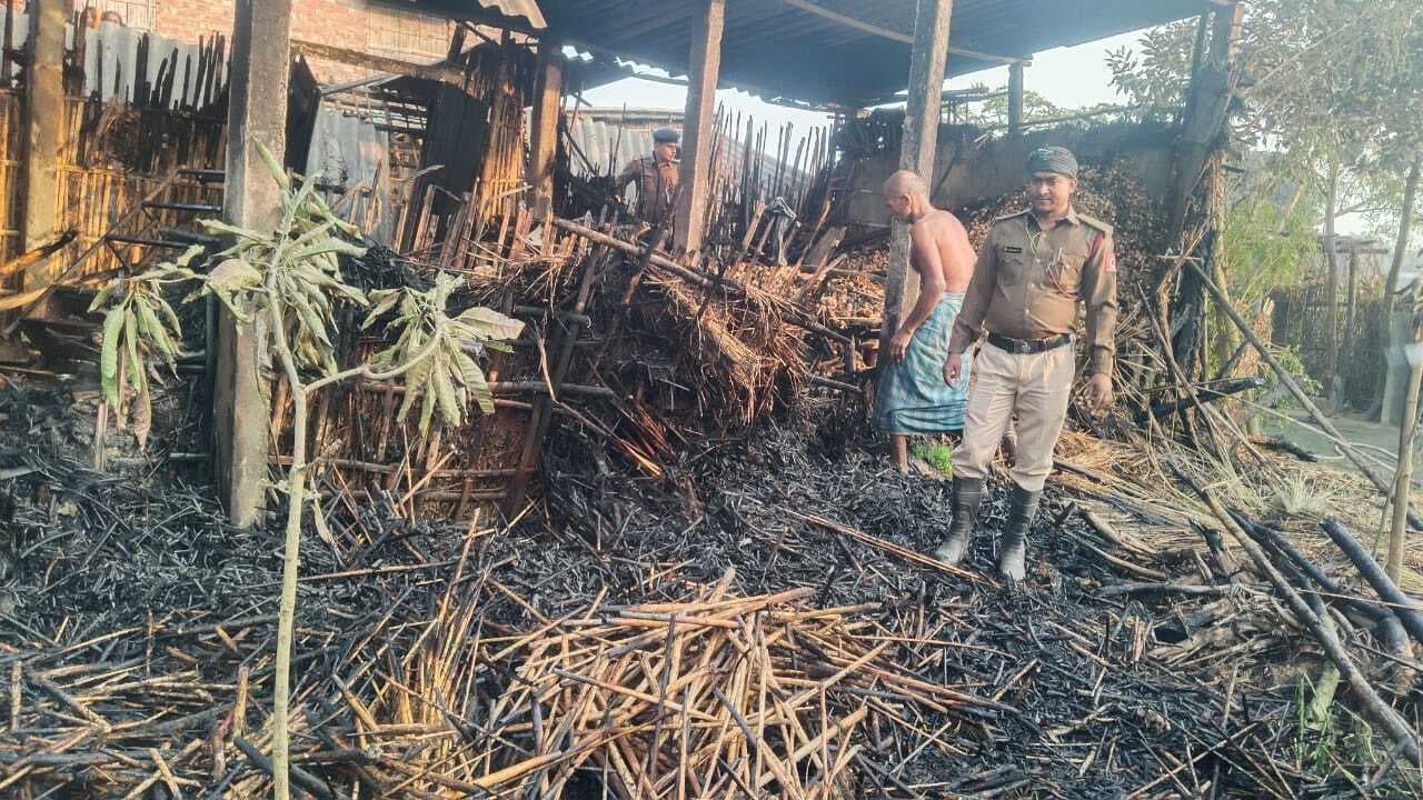 आग लगने से तीन घर जले, दो लाख की संपत्ति का नुकसान