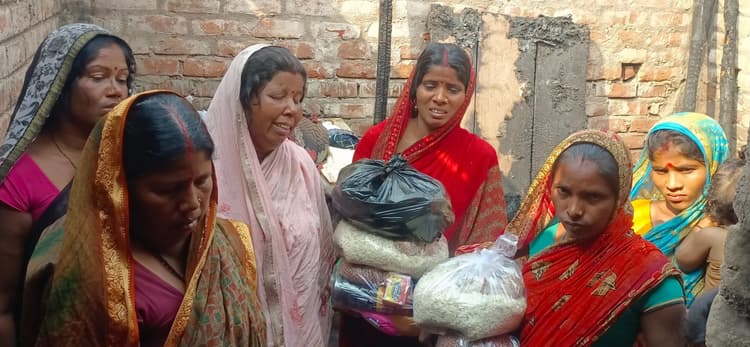 मुखिया ने अग्नि पीड़ित परिवारों को दिया राशन