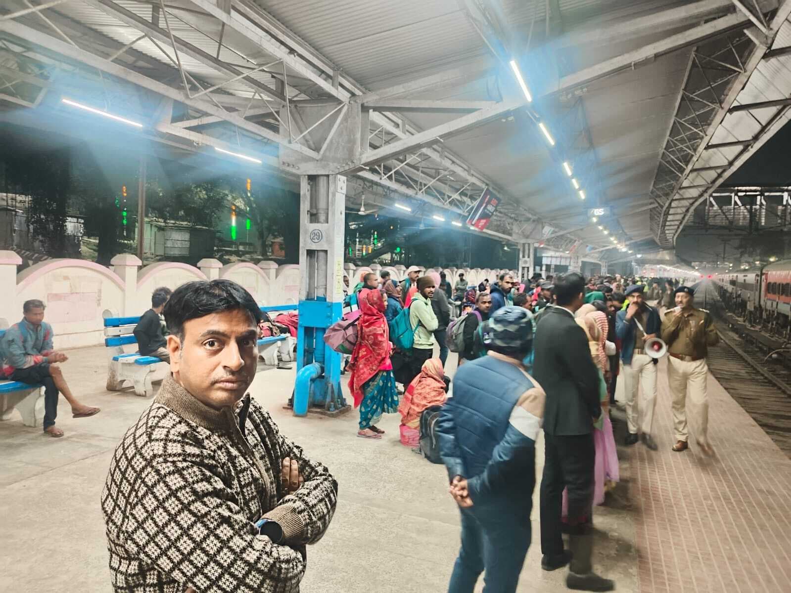 महाकुंभ को लेकर स्टेशन पर भीड़भाड़ को लेकर बनाया गया होल्डिंग एरिया