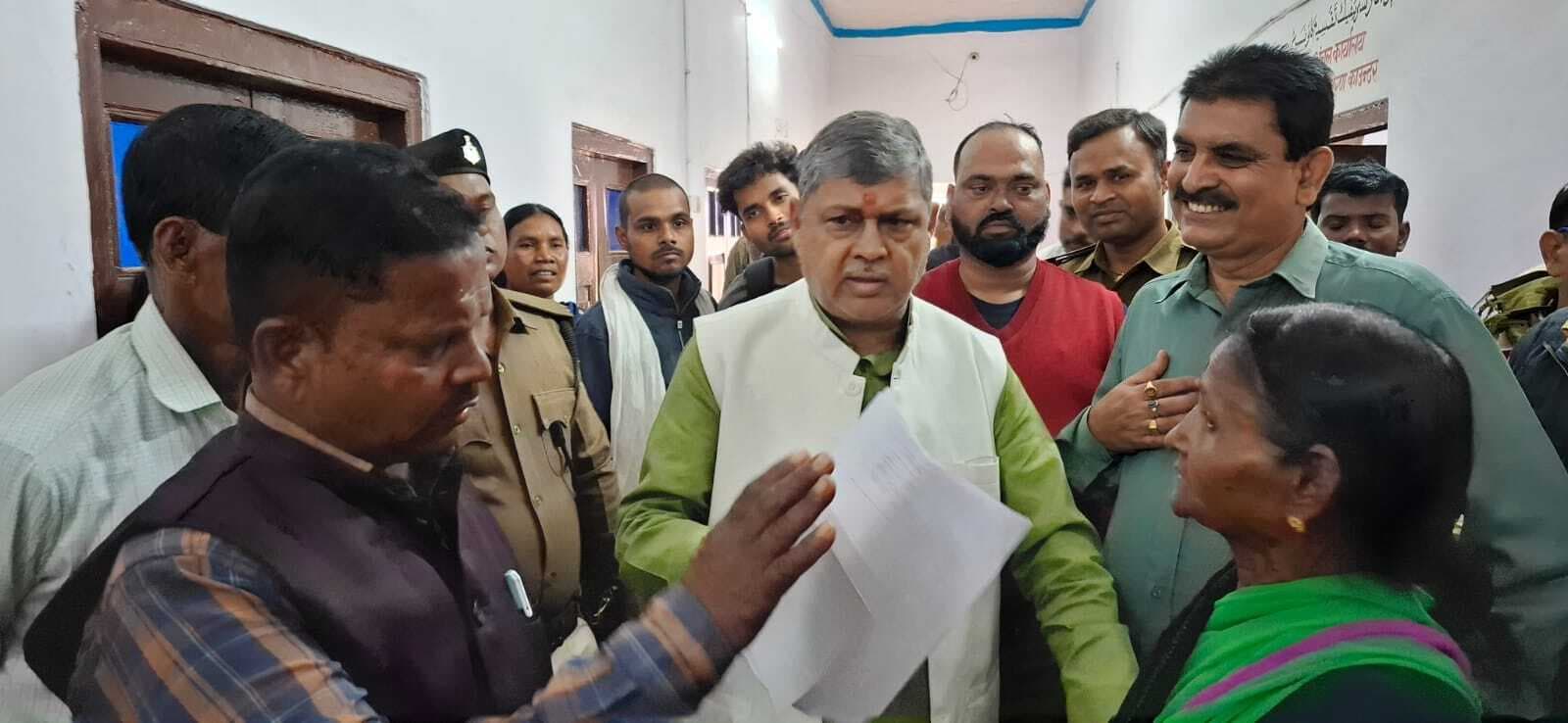 विधायक ने किया अंचल कार्यालय का मुआयना