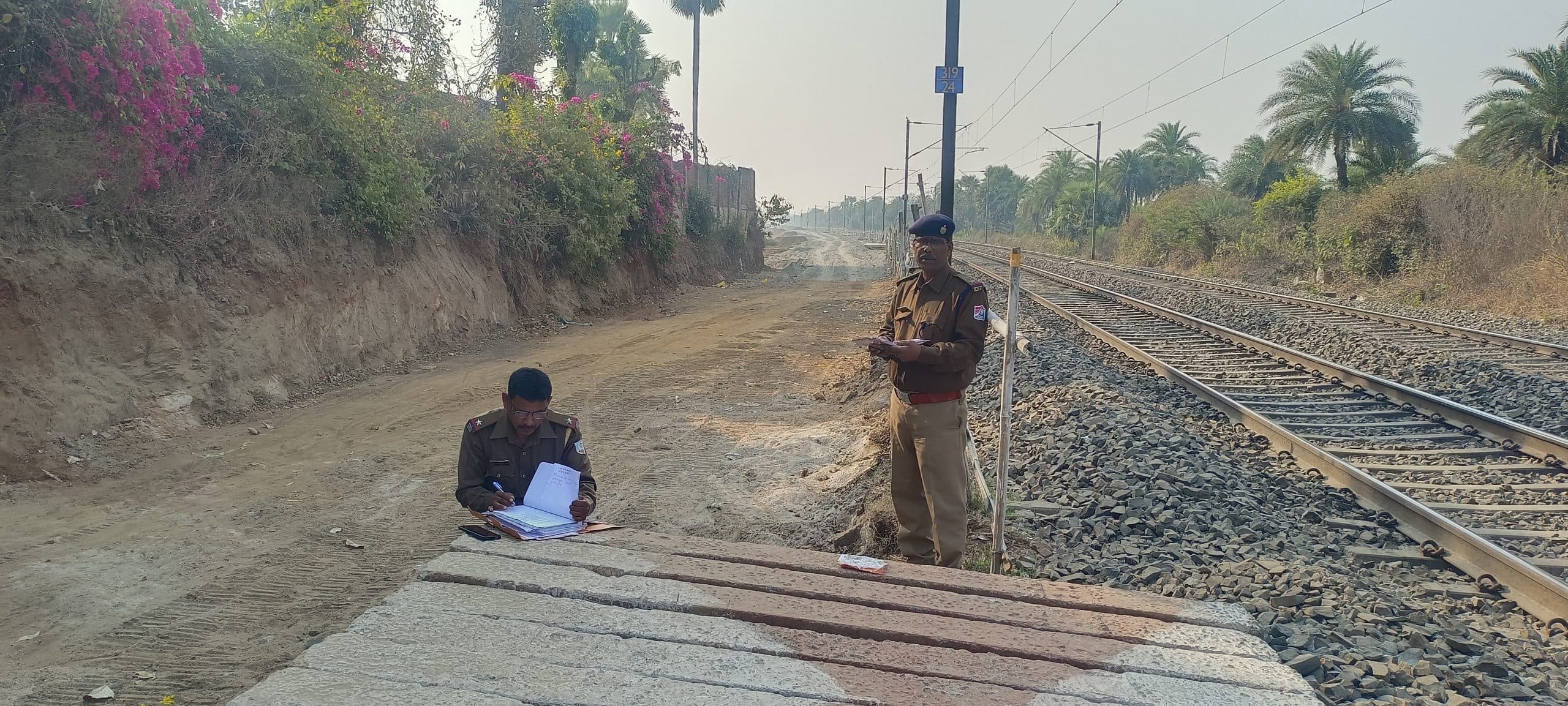 Deoghar news :   रेलवे ट्रैक पर मिला अज्ञात वृद्ध महिला का शव, जांच में जुटी पुलिस