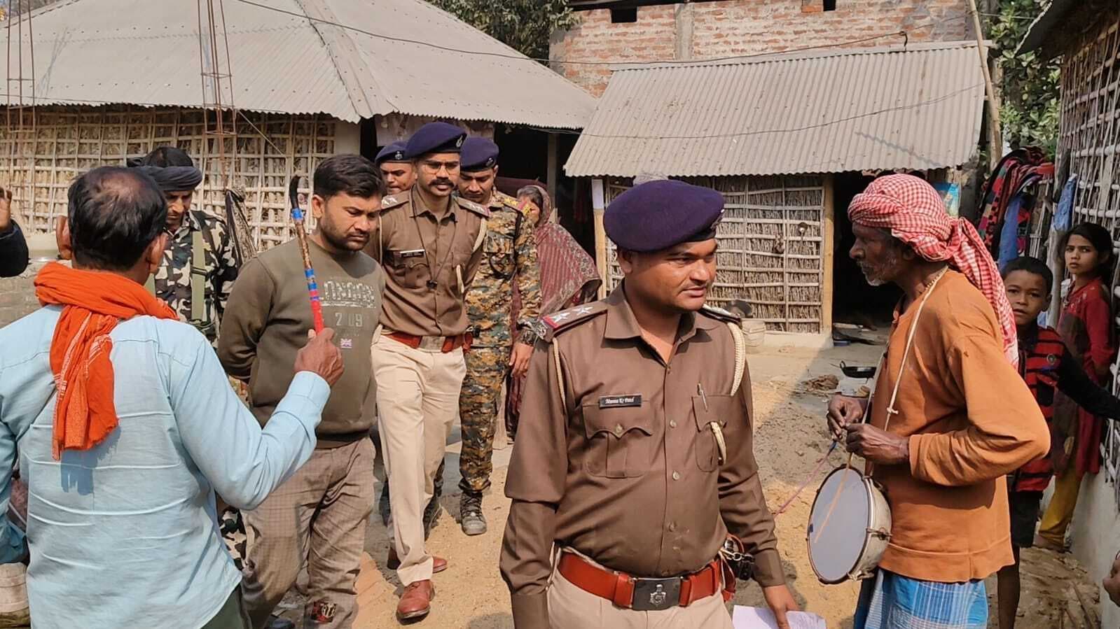 फरार आरोपित के घर पुलिस ने ढोल नगाड़ा बजाकर इश्तिहार चस्पा किया