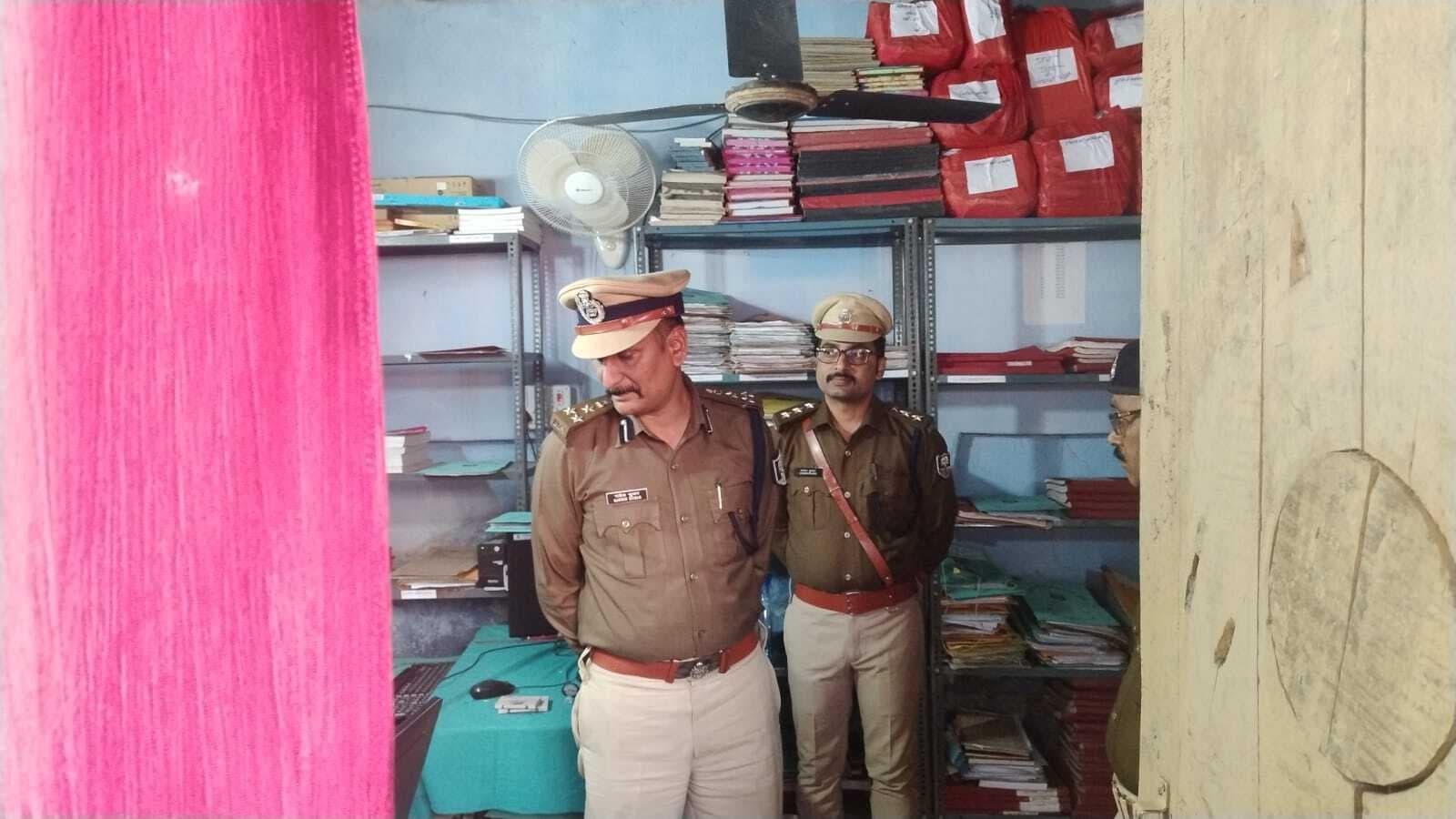 अपराध नियंत्रण के लिए हॉट स्पॉट वाले स्थानों की करें निगरानी, लंबित कांडों का शीघ्र करें निष्पादन : डीआइजी