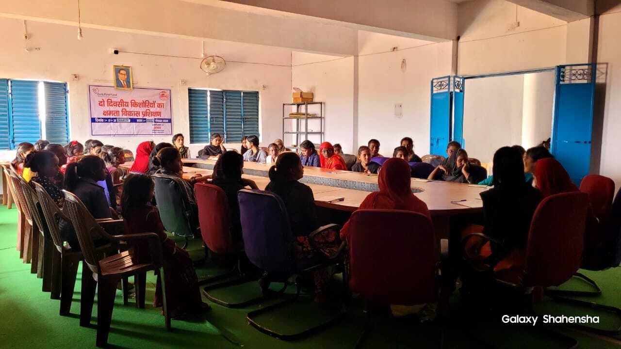 किशोरियों को क्षमता विकास का दिया गया प्रशिक्षण