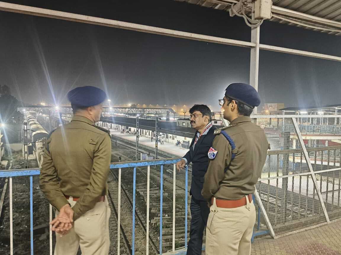 आरपीएफ के आईजी ने किशनगंज रेलवे स्टेशन पर सुरक्षा व्यवस्था का लिया जायजा, प्रयाग जाने वाले यात्रियों की सुविधा का ख्याल रखने का दिया निर्देश