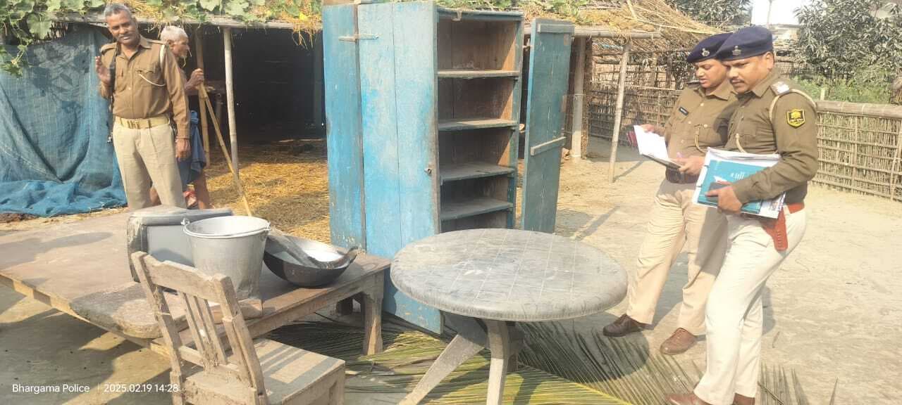 पोक्सो एक्ट के फरार अभियुक्त के घर कुर्की-जब्ती
